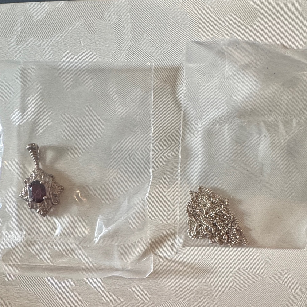 NIB Avon Sterling Silver .925 Filigree Genuine Garnet Pendant Necklace
